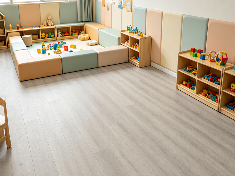 Light grey wood grain SPC flooring for kindergarten kids playroom, waterproof anti-slip vinyl floor for commercial projects